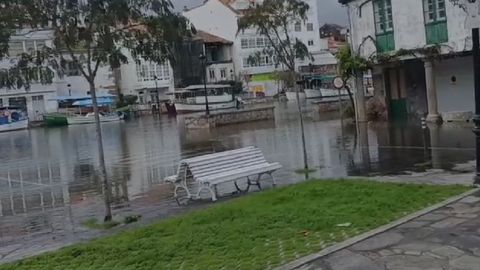 El agua inund� esta semana la plaza de Enrique IV en Betanzos.