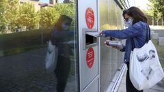 Una usuaria de la biblioteca �nxel Casal devuelve libros en la fase 1