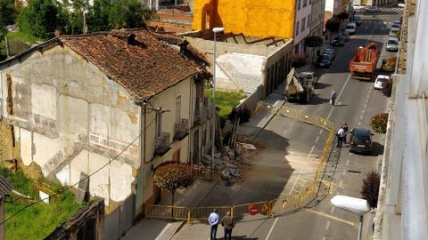 El tramo de calzada donde cayeron los escombros fue cerrado con vallas. En el solar situado junto a la casa derruida haba otro edificio que tambin se desplom a finales del 2017