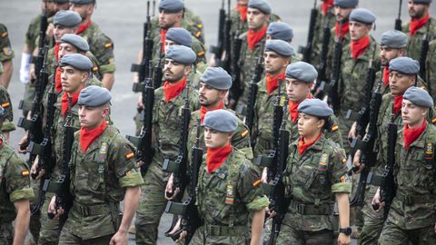 Militares desfilan durante una parada militar en el Acuartelamiento ?Cabo Noval?