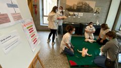 Enfermeras y m�dicos del equipo de pediatr�a del Hospital Provincial de Pontevedra ense�an a reanimar a ni�os 