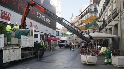 Viandantes caminan por la Calle Preciados de Madrid, una de las vas comerciales ms concurridas de la capital, donde hoy se han colocado jardineras para evitar el trnsito de vehculos despus de los atentados ocurridos