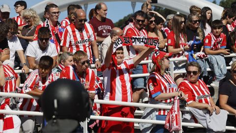 La afici�n gijonesa recibe al Sporting en el Molin�n antes del partido contra el Real Oviedo