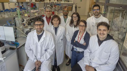 Mar�a Gim�nez (de azul) con su equipo en el laboratorio del Ciqus. 