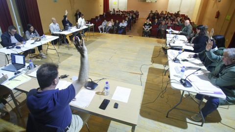 Pleno municipal de Monterroso de septiembre del pasado a�o, donde el equipo de gobierno ya cont� con el apoyo de Losada, a la izquierda levantando el brazo, y con Gato