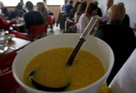 La mayor parte del dinero se destin� a cubrir necesidades b�sicas de los afectados por la crisis. 