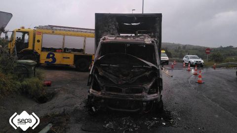 Aspecto de la cabina del cami�n incendiado en Ribadesella