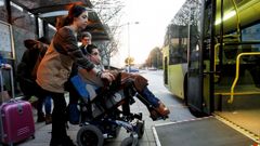 Durante m�s de una semana, Daniel no pudo ir en bus porque las rampas no funcionaban.