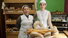 Tarti�as. Nubia Badel Rodr�guez, con su empleada, en el establecimiento que abri� hace dos a�os y vende pan de once hornos y obradores diferentes. f