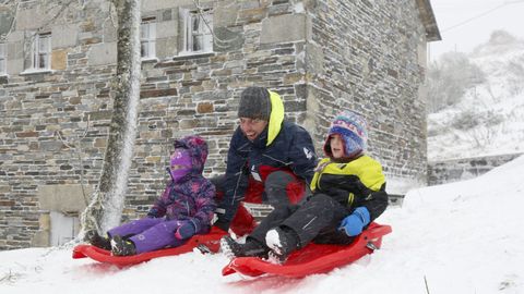 Como siempre, cientos de personas se acercaron a O Cebreiro a disfrutar de la nieve.