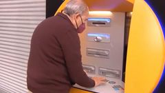 Un pensionista inicia una campa�a para que los bancos atiendan personalmente a las personas mayores