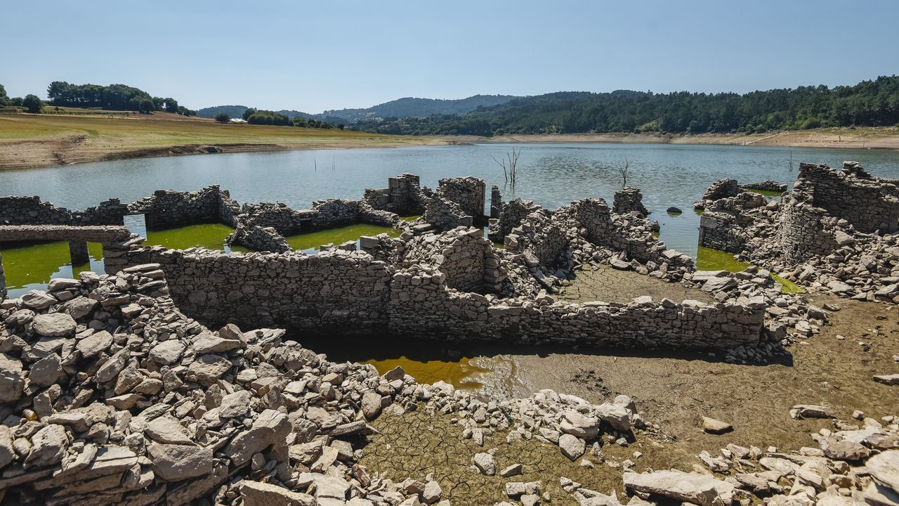 Más concellos deciden acotar el uso del agua ante la prealerta por escasez y avisan de problemas en el suministro