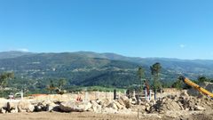 Trabajos en el lugar de O Perdign, donde Vega Sicilia prepara su sexta bodega y la primera en Galicia.