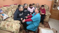 Familias como la de Rosario Vilasa, viuda de Xove de 86 aos que cuidade 4 hijos con discapacidad intelectual, llevan aos luchando por una residencia para A Maria
