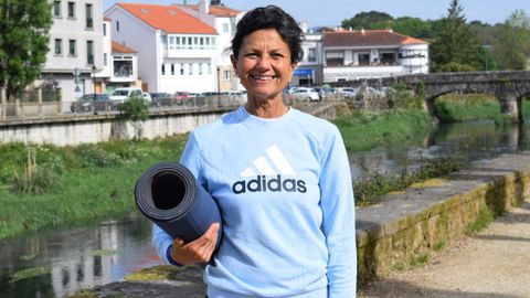 Ana sujetando su esterilla de pilates