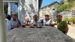 Algunos de los vecinos de Cepedelo, comiendo caldo