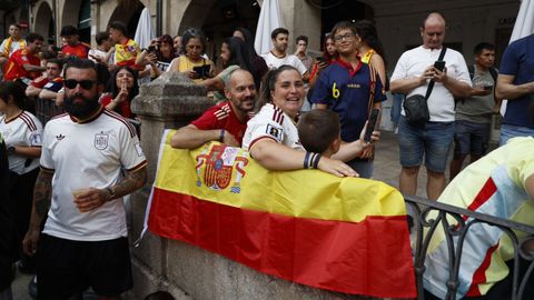 Pantalla gigante en la plaza Mayor de Ourense.
