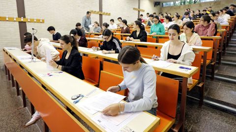 Alumnos justo antes del primer examen de selectividad en Vigo
