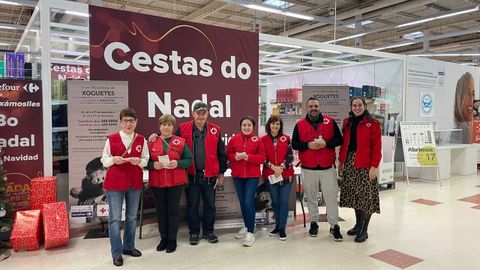 Voluntarios de Cruz Roja en Carrefour