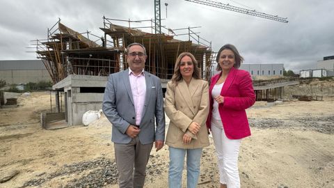 Noelia P�rez y Argimiro Marnotes visitaron las obras del centro gallego con la alcaldesa de San Cibrao, Marta N�voa