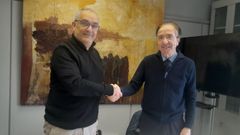 El diputado de Patrimonio y Contrataci�n, Xos� Lu�s Penas Corral, y el alcalde de Coir�s, Francisco Quintela Requeijo, tras firmar un convenio.