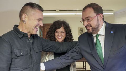 El presidente del Principado, Adri�n Barb�n (d), la coordinadora auton�mica de Podemos Asturies, Sof�a Casta��n (c), y el diputado Rafael Palacios (i) al inicio de la reuni�n que mantienen este lunes para abordar la negociaci�n del proyecto de presupuestos generales del Principado para 2023