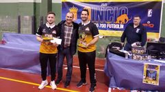 El alcalde de O Incio, con la pareja que se clasific� en primer lugar en la m�xima categor�a del torneo