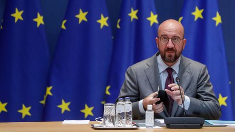El presidente del Consejo Europeo, Charles Michel, guarda su m�vil durante una reuni�n en Bruselas