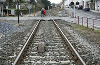 El paso a nivel se encuentra ubicado en pleno centro de la localidad de Parga. 