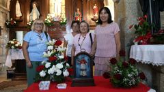 Pilar Mari�o, Mar�a Encarnaci�n V�zquez, Guillermina Lojo y Chelo Gonz�lez fueron las vecinas encargadas de la puesta a punto de la iglesia para San Ram�n Pequeno de Bealo
