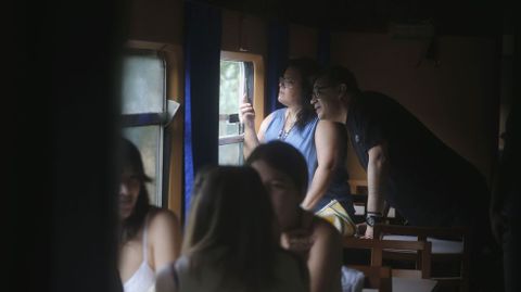 Viajeros en la cafeter�a del Galaico Expreso en el viaje inaugural del tren