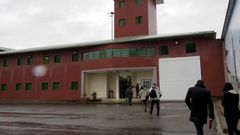 Familiares de presos piden que se reconsidere el encarcelamiento del joven en la c�rcel de Teixeiro, en la imagen.