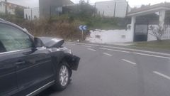 El coche, con el frontal destrozado, despus de impactar contra el saliente del muro (cerca de la cancela de la finca)