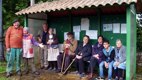Esta imagen tomada en la aldea de Valdolide, en A Pobra de Broll�n, muestra claramente la mayor virtud de las marquesinas: ser el lugar de reuni�n perfecto para una charla vecinal