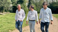 El concejal Rafa Dom�nguez, a la izquierda con dos compa�eros, en la zona del Gafos, en Pontevedra