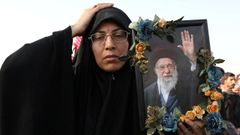 Una mujer con un retrato de Jamen�i en Qom, Ir�n