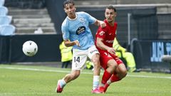 Jan Oliveras, con el exc�ltico Thomas Carrique, durante el Celta Fortuna-Andorra en Bala�dos.