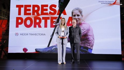 La pirag�ista ol�mpica Teresa Portela se llev� el premio a la mejor trayectoria. La deportista recogi� el premio de manos del presidente de La Voz, Lois Blanco