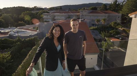 La gestora del coliving, Eva Rom�n, en la terraza de la habitaci�n que ocupa el austr�aco Justin Morl, con vistas al campus sur y al Pedroso