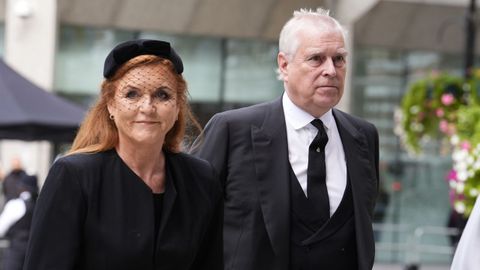 Con su exesposa, Sarah Ferguson, en el funeral de la Duquesa de Kent el pasado septiembre