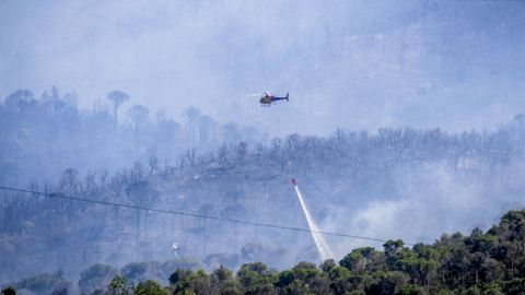 Un helic�ptero de la UME trabajando en las labores de la extinci�n del incendio en La Bisbal del Ampurd�n.