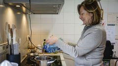 La farmac�utica Beatriz Alberte utilizando agua envasada para cocinar