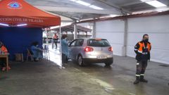 Los veh�culos pasan por el campo de la feria