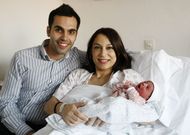 <span lang= es-es >La primera ourensana del a�o, Carmen</span>. El primer beb� del 2015 en Ourense fue una ni�a: Carmen. Sus padres apostaron por un nombre cl�sico que llevan 5.345 mujeres en la provincia, seg�n los datos del INE. Se utiliz� mucho en los a�os 30 del siglo pasado. Ahora es menos habitual. 