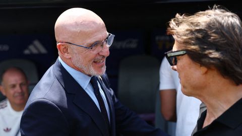 Luis de la Fuente saluda a Tom Cruise minutos antes del comienzo del partido