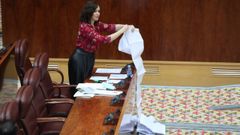 Ayuso muestra una lista de residencias de mayores atendidas en la crisis del coronavirus durante un sesi�n plenaria en la Asamblea de Madrid