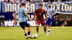 Soriano, en el duelo contra el M�laga de la primera vuelta, conduciendo el bal�n ante Lorenzo y Daniel S�nchez.