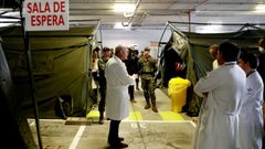 Personal sanitario este mi�rcoles en el Hospital Universitario Central de Asturias (HUCA), en el aparcamiento subterr�neo donde se ha montado un hospital de campa�a