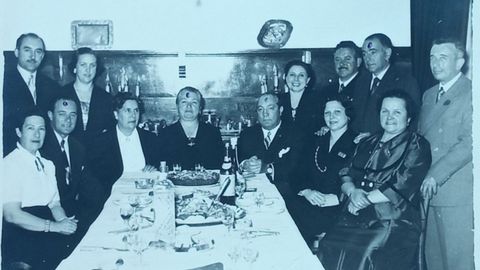 Pl�cido, Lucio, Eladio y Mar�a Crego con otros familiares en una fiesta familiar en Cervo