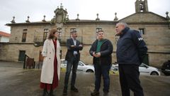 Marta Lois, Ram�n Sarmiento, Xurxo Charl�n y Fernando Patricio, esta ma�ana delante del asilo de Cambados
